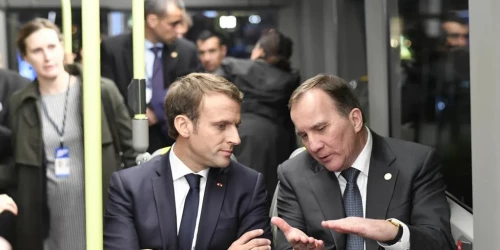 Macron and Löfven on a bus